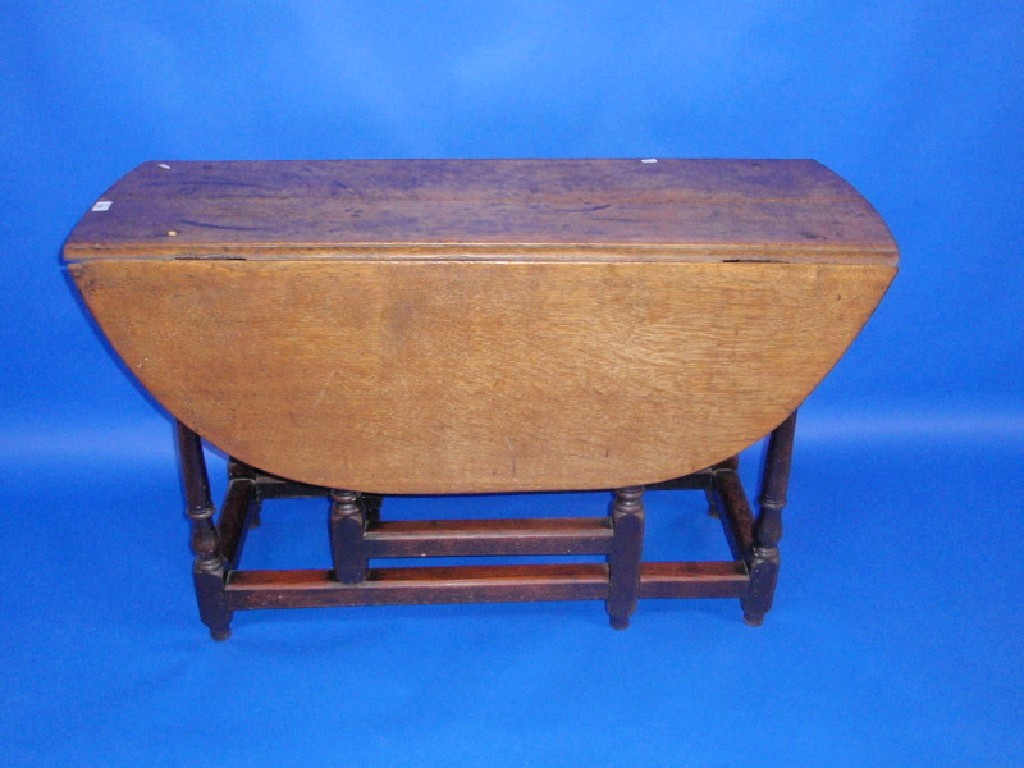 Appraisal: A thC oak gate leg table with oval top turned