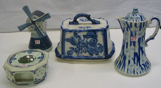 Appraisal: A GROUP OF FOUR BLUE AND WHITE PORCELAINS an English