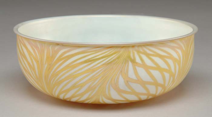 Appraisal: QUEZAL DECORATED BOWL Pretty Quezal bowl has overlapping pulled feather