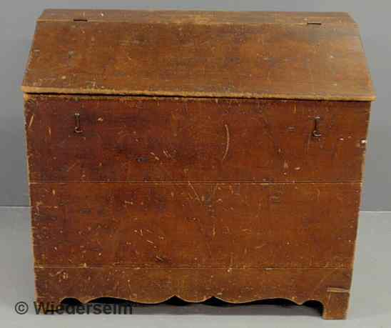 Appraisal: Pine slant-lid wood box with a scalloped base h x