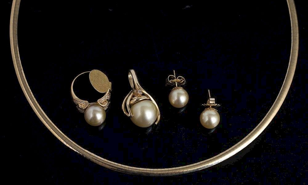 Appraisal: South Sea Pearl k Jewelry Suite South Sea pearl k