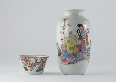 Appraisal: A Chinese famille rose vase decorated with Shoulao holding a