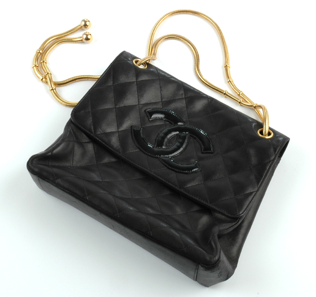 Appraisal: A Chanel handbag The black leather quilted handbag with gilt