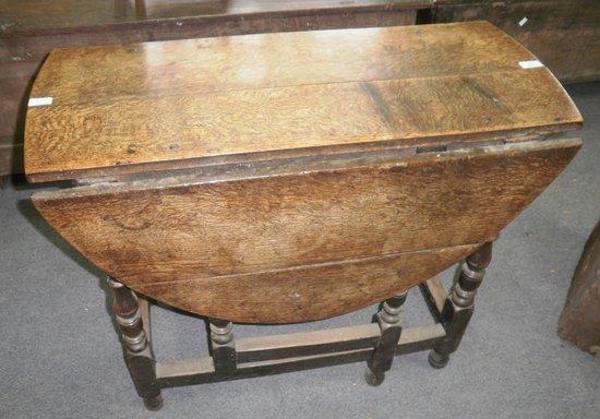 Appraisal: An oak gateleg table cm wide