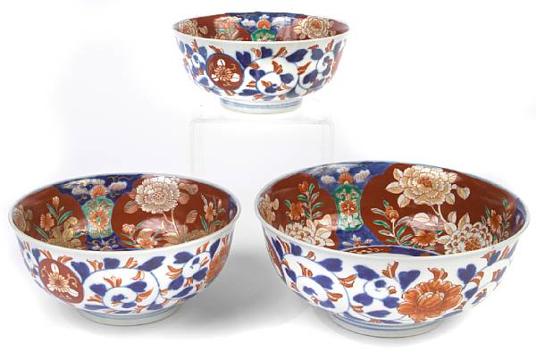 Appraisal: A nest of three Imari porcelain bowls diameter of largest