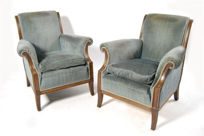 Appraisal: A pair of mahogany armchairs with outward scrolling arms and