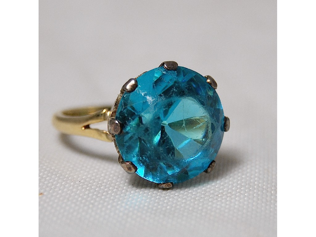 Appraisal: Single blue stone ring yellow metal claw set