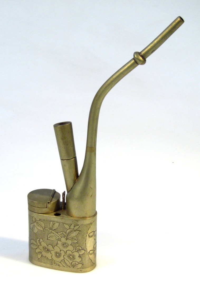 Appraisal: A thC Chinese opium pipe the metal shaped body decorated