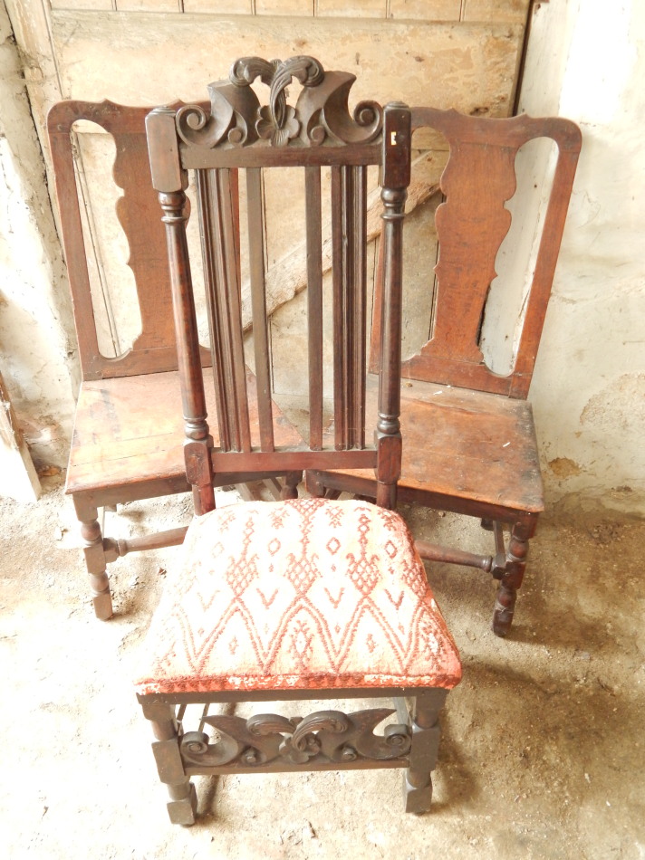 Appraisal: A pair of early thC oak dining chairs with vase