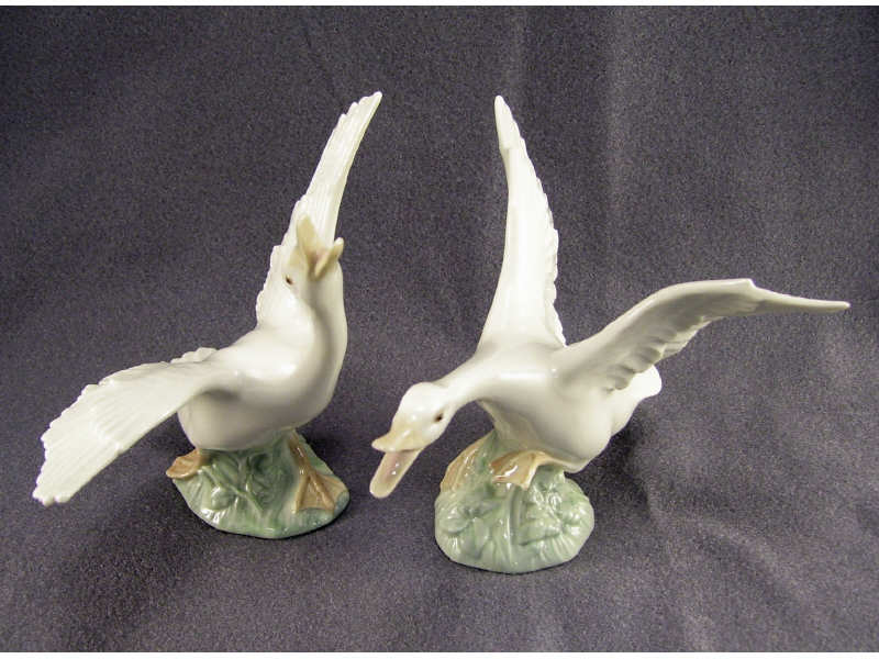 Appraisal: Pr Lladro Porcelain Geese Pair of white porcelain geese with