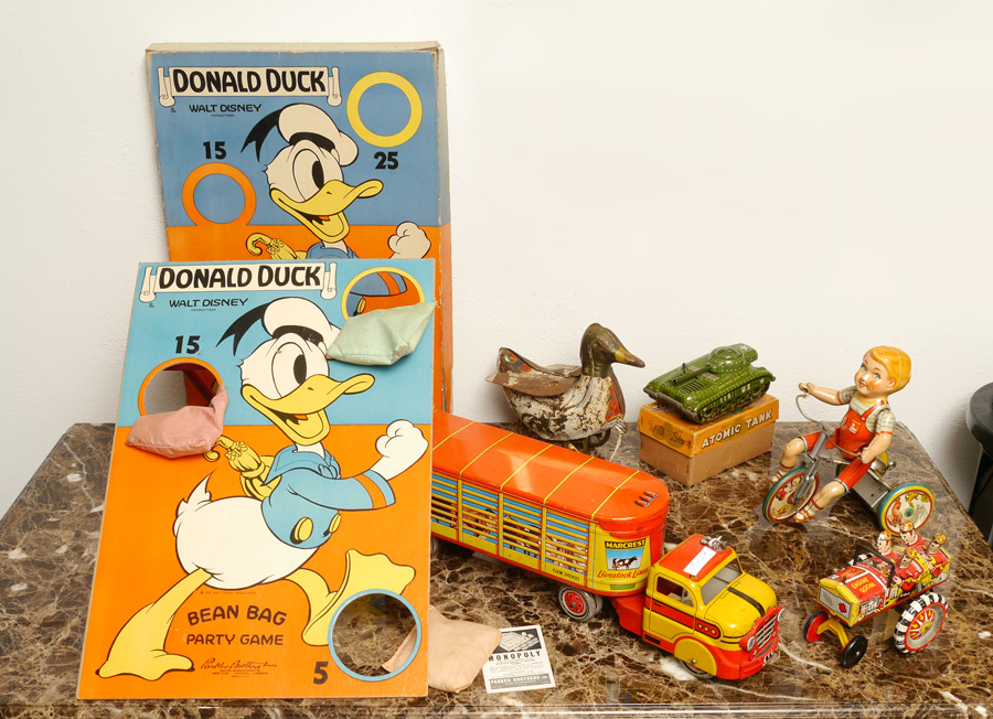 Appraisal: PIECE COLLECTION VINTAGE TOYS pieces total to include Marx ''Old