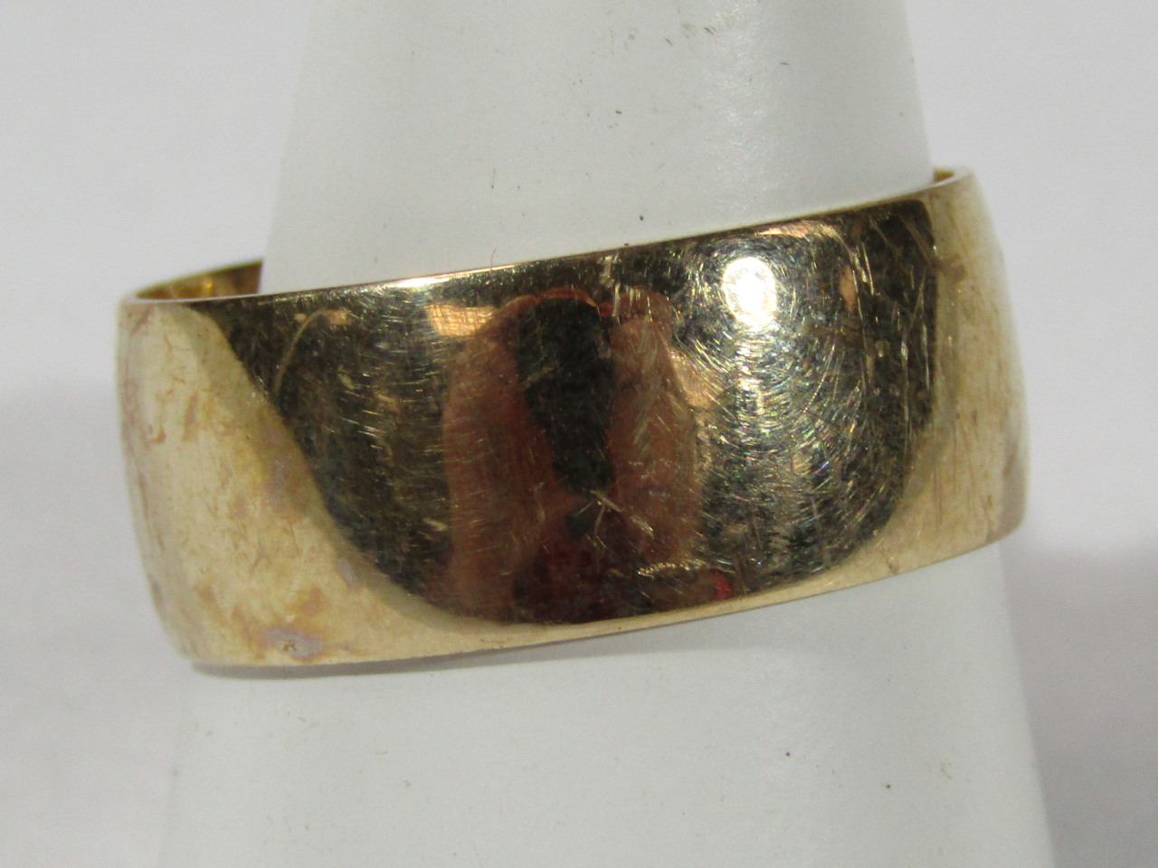 Appraisal: A ct gold wide gentleman's wedding band London assay g