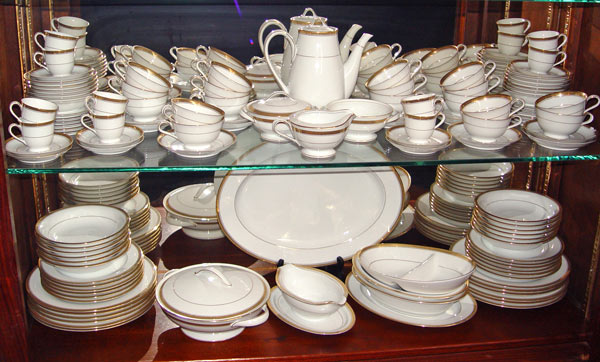 Appraisal: NORITAKE ''POMPEII' FINE CHINA SERVICE FOR pieces to include dinner