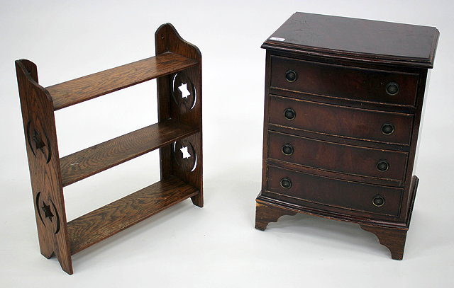 Appraisal: A SMALL GEORGIAN STYLE MAHOGANY CHEST OF FOUR DRAWERS standing