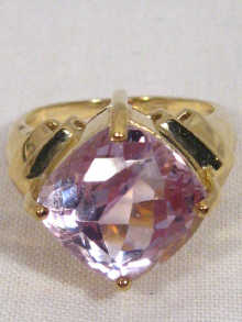 Appraisal: A gold kunzite ring the faceted rectangular kunzite of pale