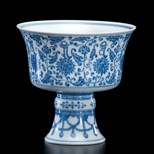 Appraisal: th century A blue and white stem cup with scrollwork