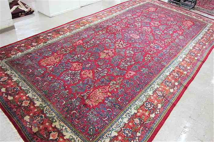 Appraisal: SEMI-ANTIQUE PERSIAN SAROUK CARPET Sarouk village north of Arak region