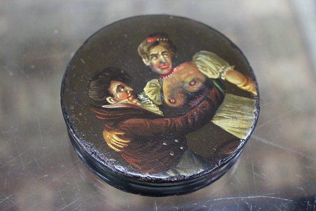 Appraisal: A TH CENTURY CIRCULAR PAPIER MACHE SNUFF BOX the lid