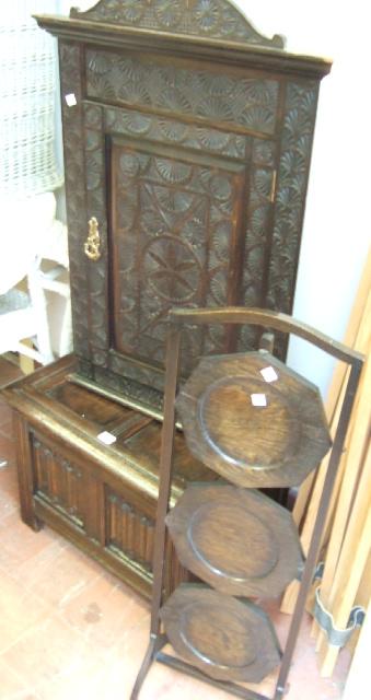 Appraisal: A small oak coffer with hinged double panel top and