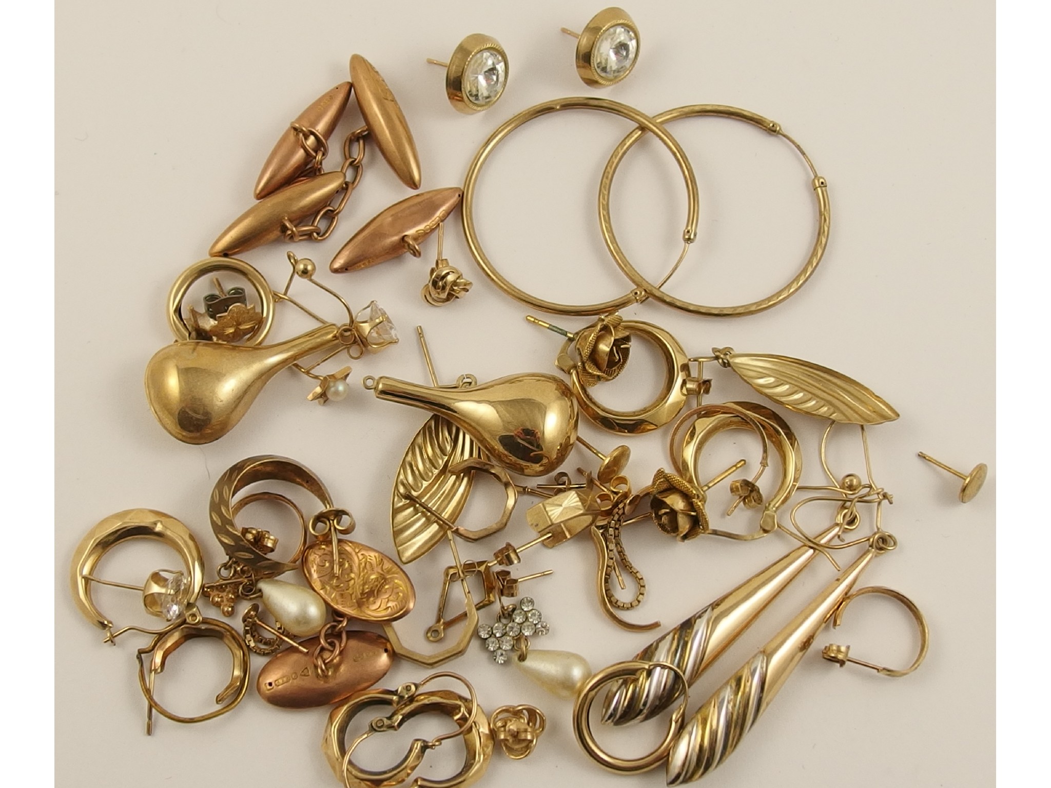 Appraisal: A collection of ct and yellow metal earrings and other