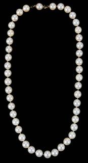 Appraisal: kt Pearl Necklace knotted cultured pearls approx mm each clasp