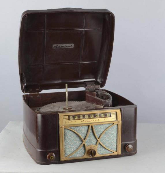 Appraisal: Admiral Tabletop Phonograph Radio The brown bakelite cabinet is in