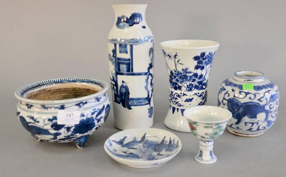 Appraisal: Group of six pieces of Chinese porcelain to include two