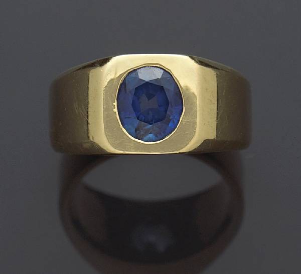 Appraisal: A sapphire ring centering an oval-shaped sapphire mounted in eighteen