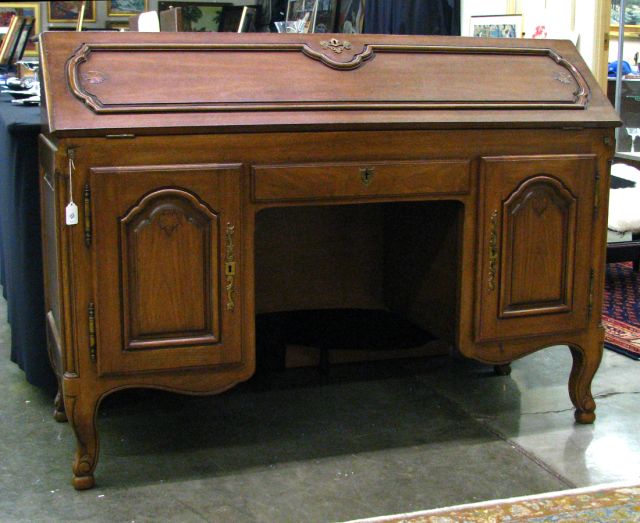 Appraisal: Vintage Grand Rapids period style desk French style with raised