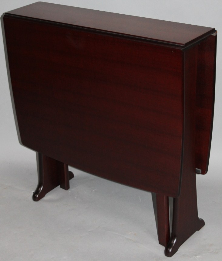 Appraisal: A modern mahogany finish drop leaf Sutherland style table