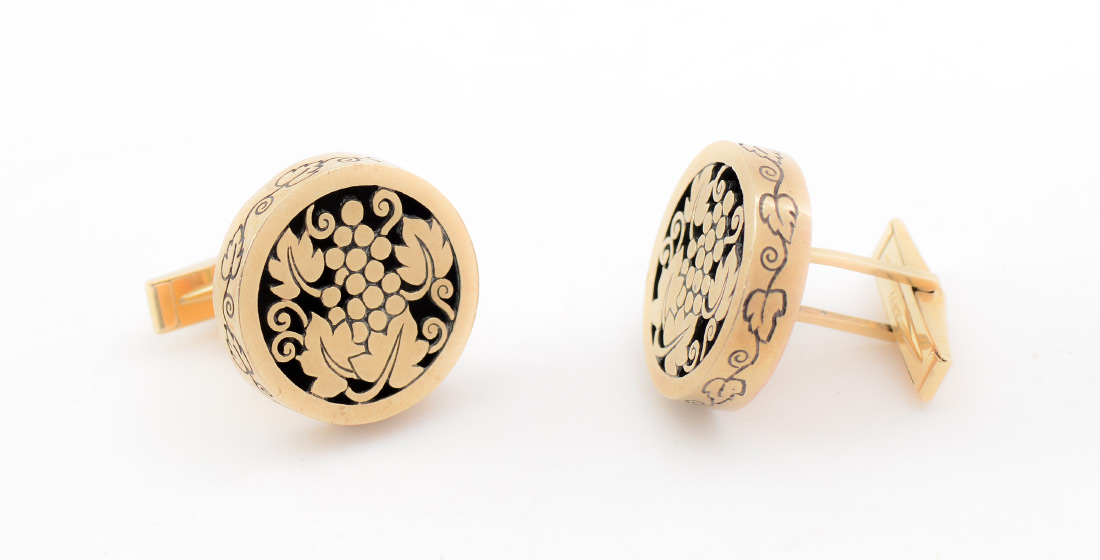 Appraisal: K GRAPEVINE MOTIF CUFFLINKS Handsome '' Round Grape Vine Motif