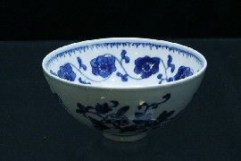 Appraisal: A Chinese blue and white porcelain bowl Yongzheng mark cm