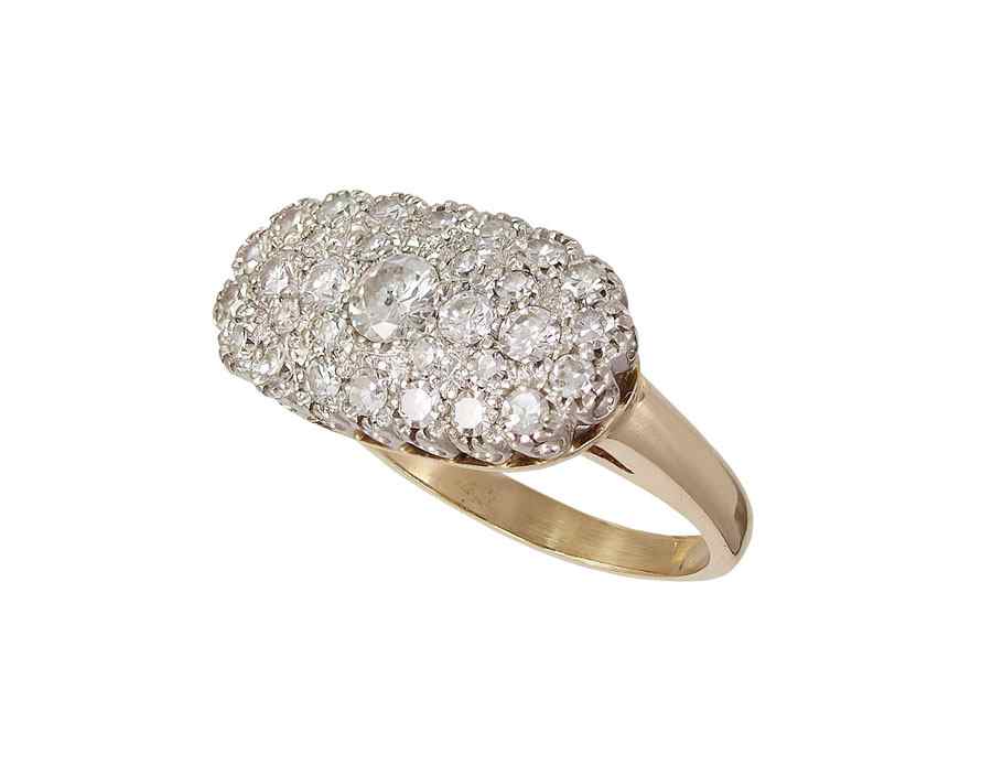 Appraisal: DIAMOND CLUSTER RING K yellow gold ring with an oval