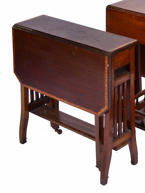 Appraisal: AN EDWARDIAN MAHOGANY SUTHERLAND TABLE with rectangular satinwood crossbanded canted