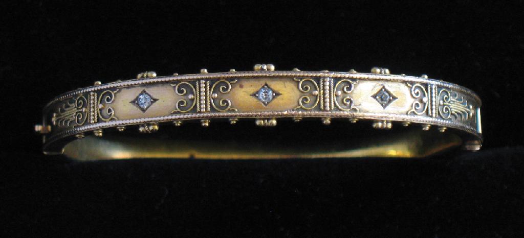 Appraisal: A VICTORIAN YELLOW METAL HINGED BANGLE the top section with