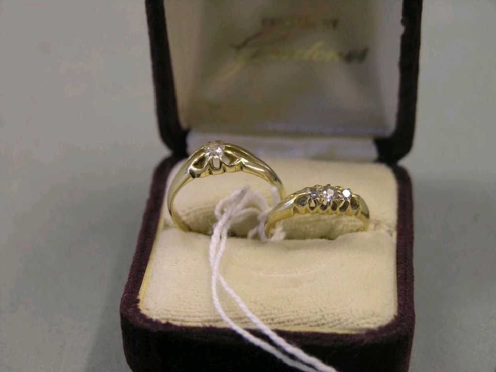 Appraisal: A gentleman's ct gold ring set central single diamond together