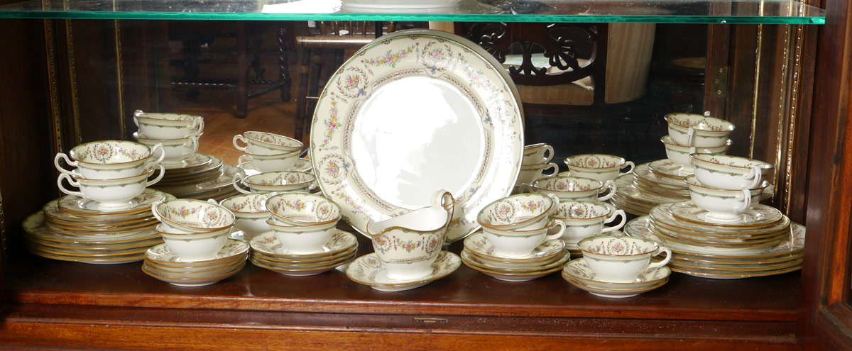 Appraisal: MINTONS HAMPSHIRE CHINA SERVICE Approx pieces in the Hampshire pattern