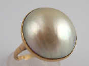 Appraisal: A yellow metal tests carat gold mabe pearl ring pearl