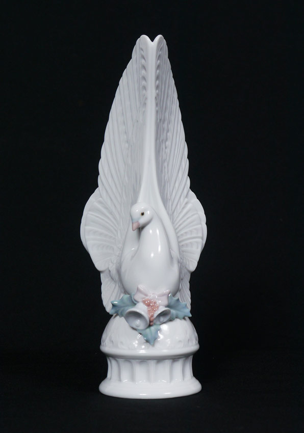 Appraisal: LLADRO PORCELAIN FIGURE ''MESSAGE OF PEACE'' Dove Christmas tree topper