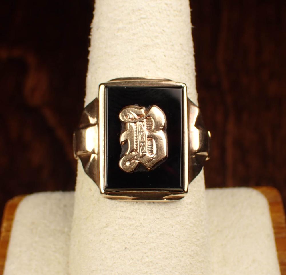 Appraisal: MAN'S BLACK ONYX AND YELLOW GOLD SIGNET RING The k