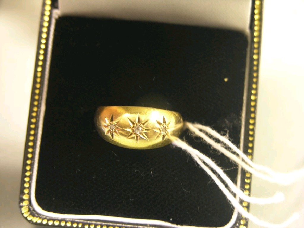 Appraisal: An ct gold and diamond ring gypsy set with three