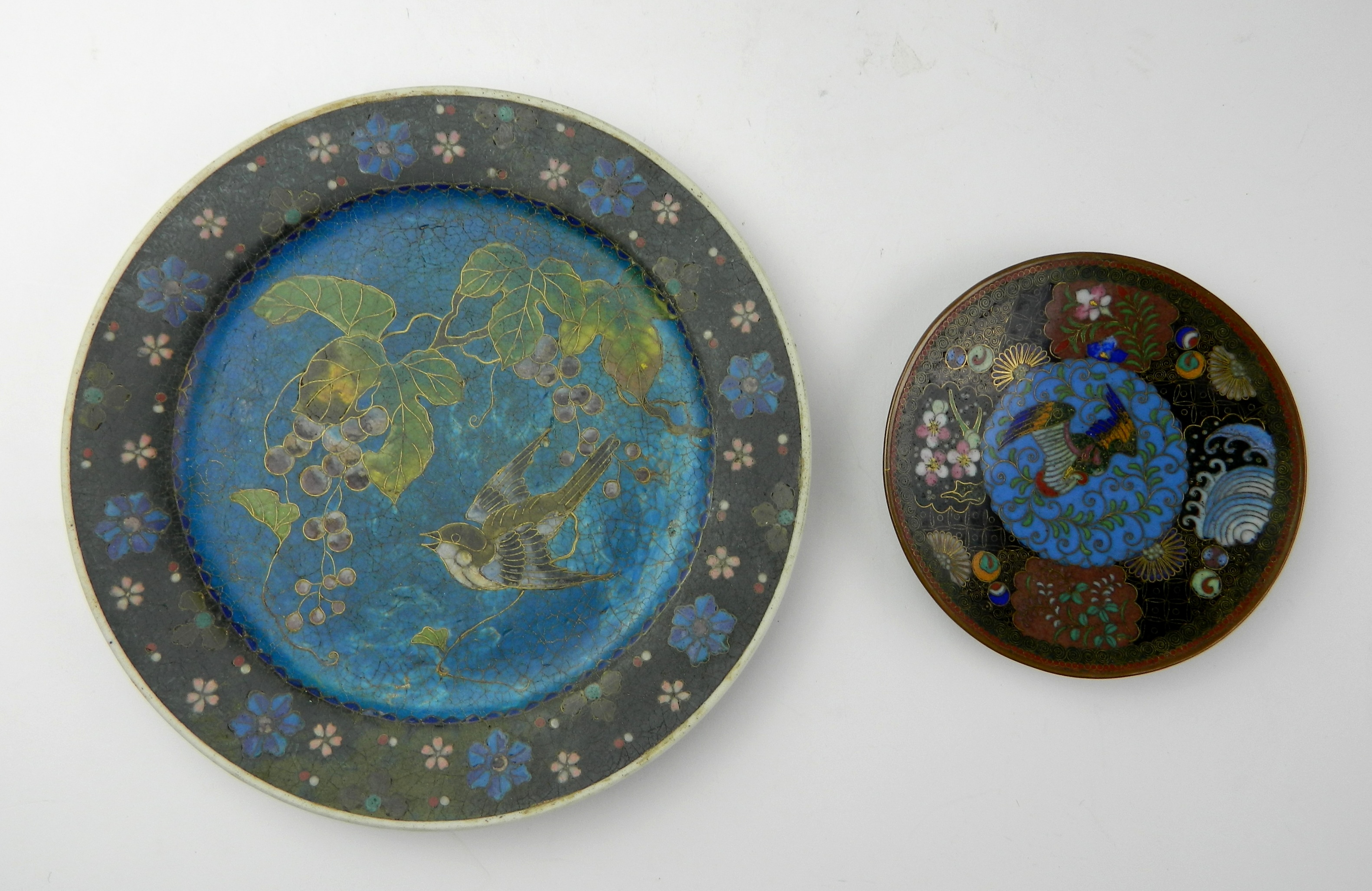 Appraisal: Japanese cloisonne plates bird and grape vine motif on blue