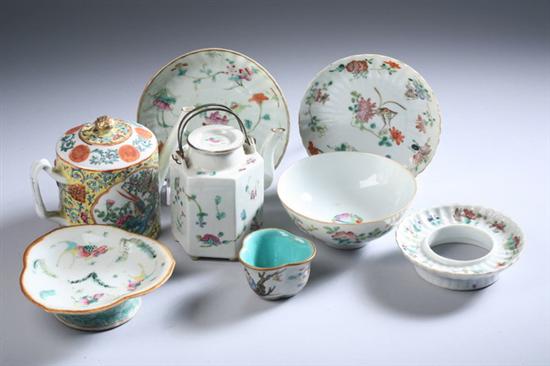 Appraisal: THIRTY PIECES CHINESE FAMILLE VERTE AND ROSE PORCELAIN Including eight