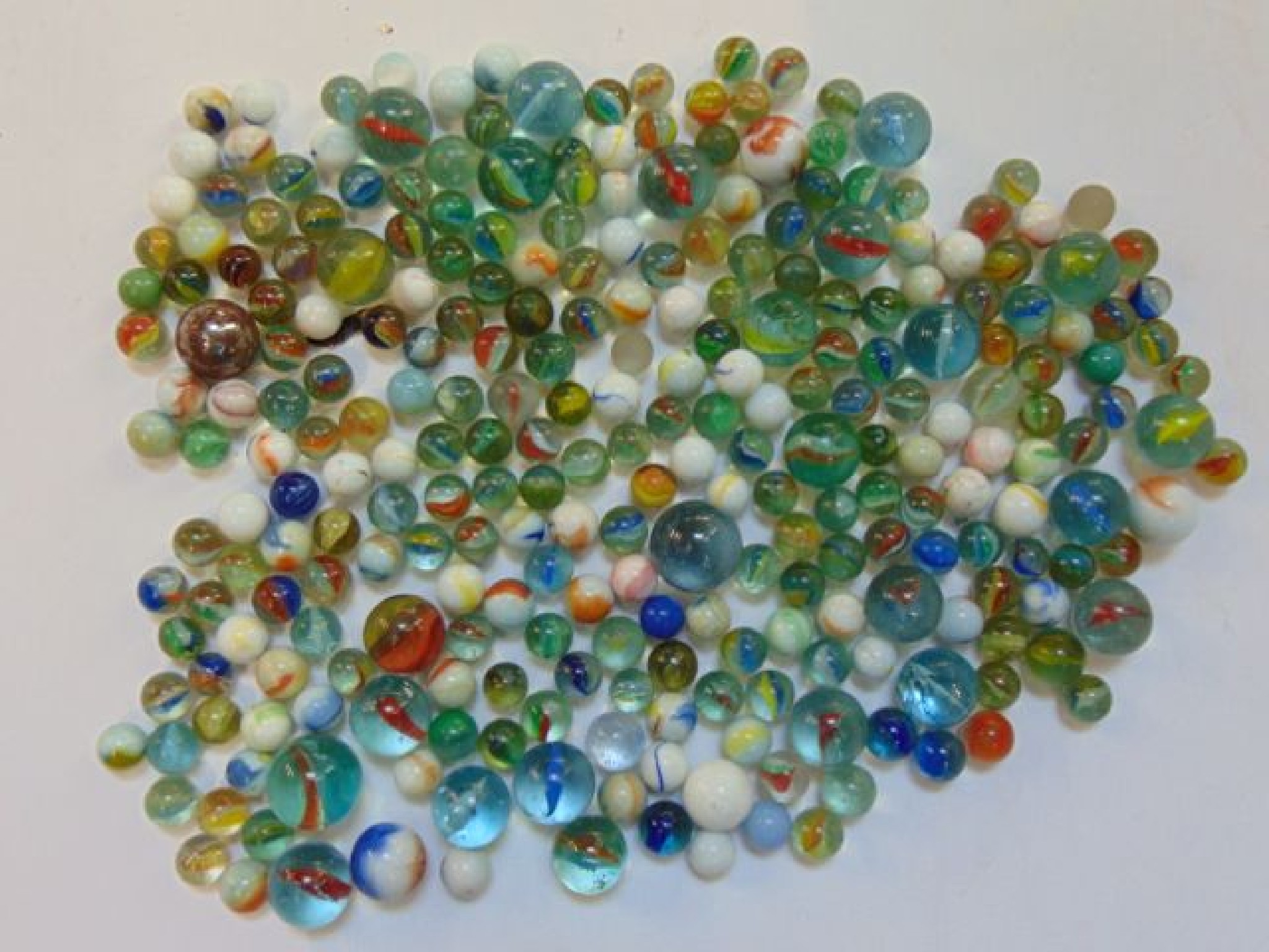 Appraisal: A quantity of vintage glass marbles