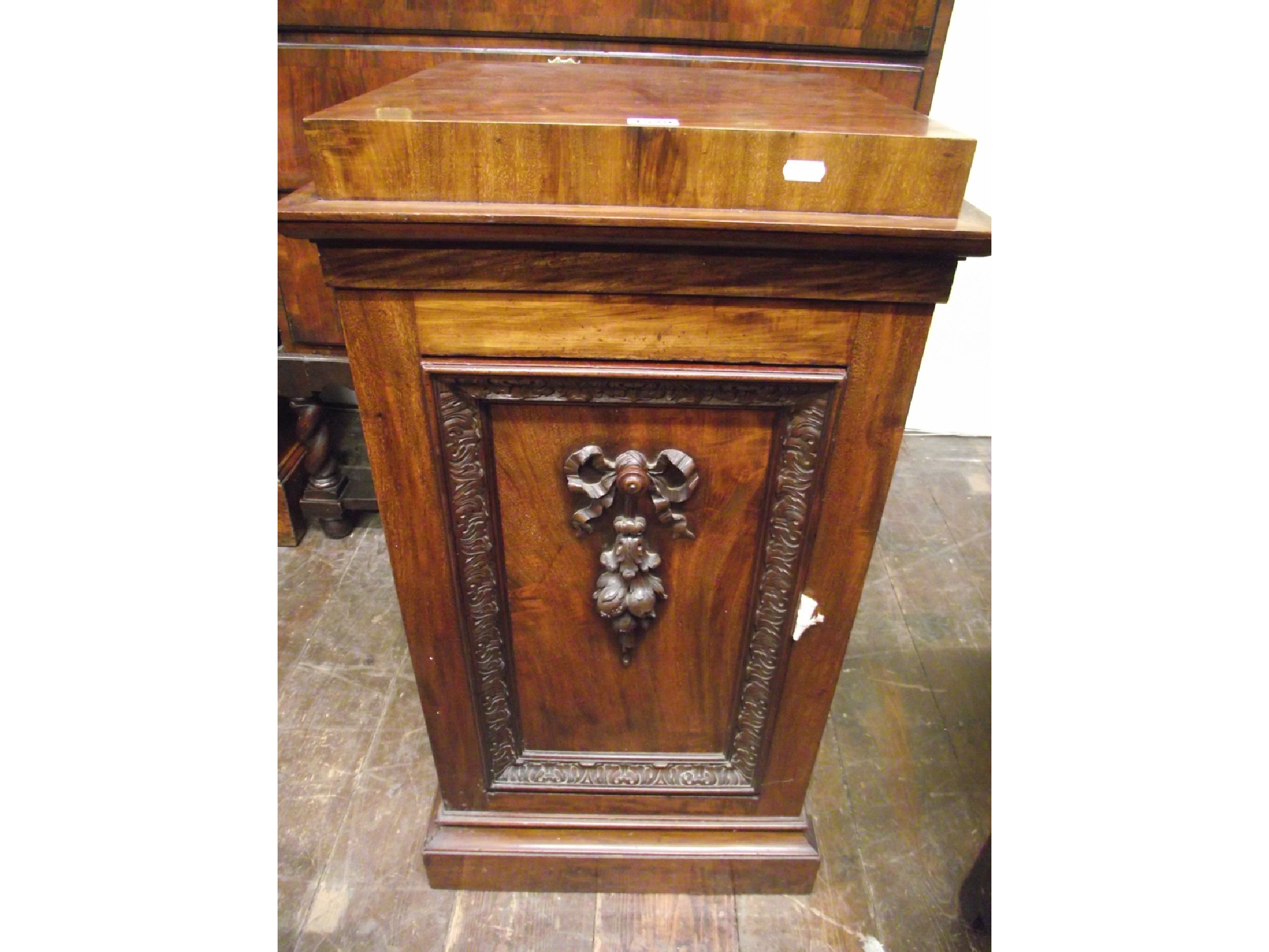 Appraisal: A fine quality Victorian mahogany coal pedonium of square cut