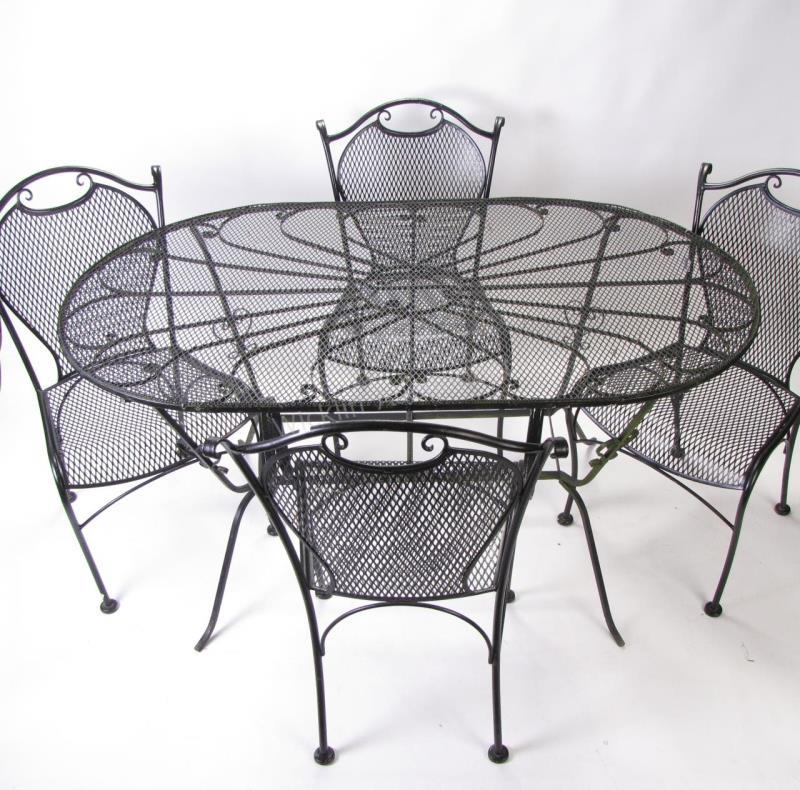 Appraisal: A vintage Woodard type cast iron and wire patio table