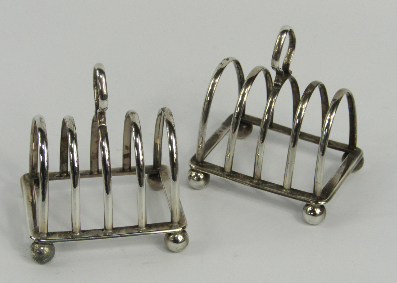 Appraisal: A pair of George V silver four division toast racks