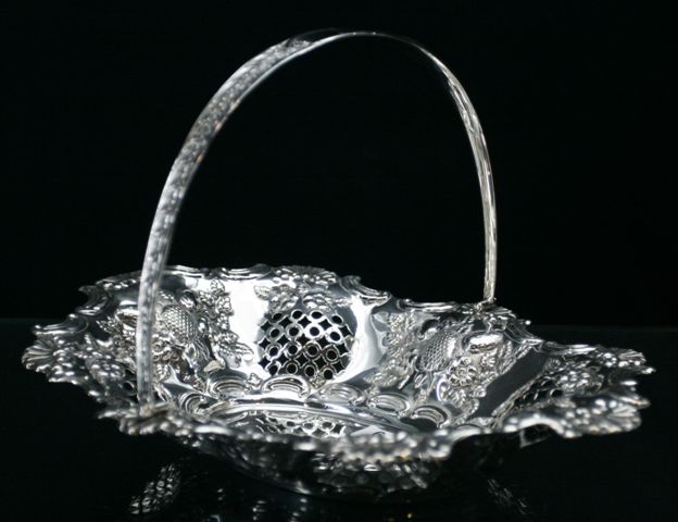 Appraisal: A sterling silver cake basket