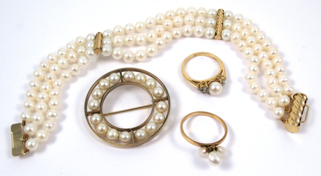 Appraisal: FOUR ARTICLES OF WHITE PEARL JEWELRY including two pearl and