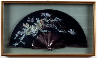 Appraisal: An embroidered floral fan with tortoiseshell sticks in a glazed